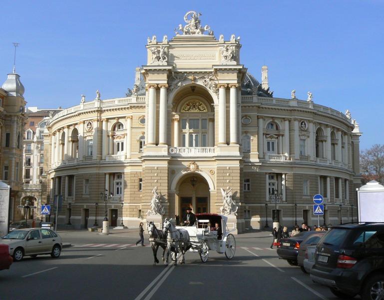 Гипсовый декор Одесского Оперного театра требует постоянного ухода