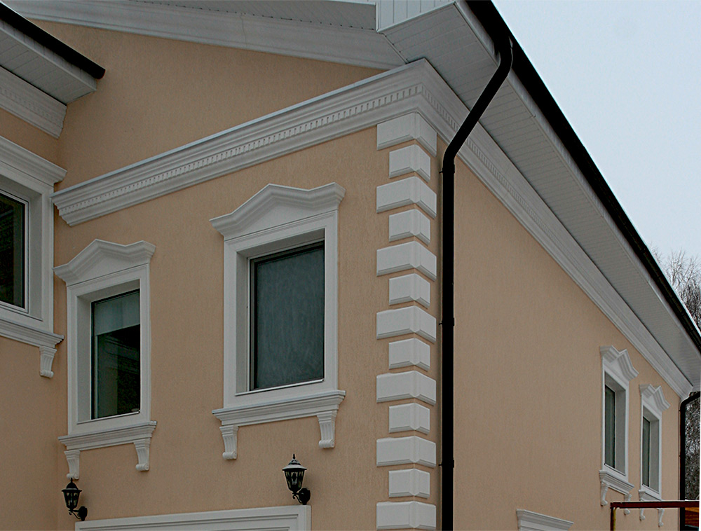Пенопластовая и полиуретановая фасадная лепнина украшает экстерьер коттеджа