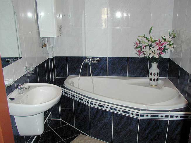 Отделка ванной комнаты глазурованной керамической плиткой