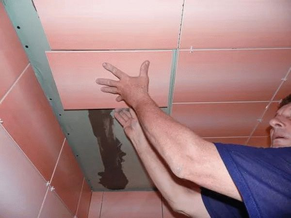 Монтаж керамического кафеля на потолок в ванной комнате