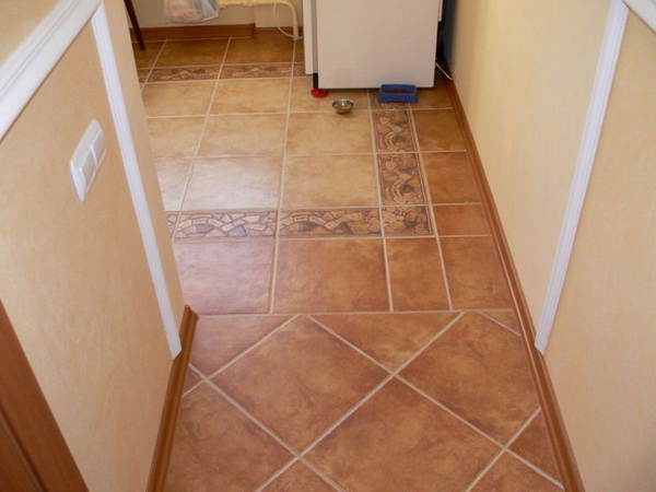 Для підлоги керамічна оздоблення в передпокої (діагональ) і на кухні (килим)